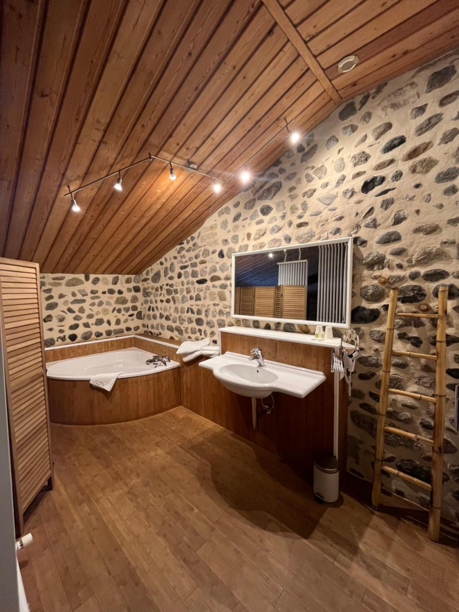 La Cour Carree Hotel Perrier Luaran gambar